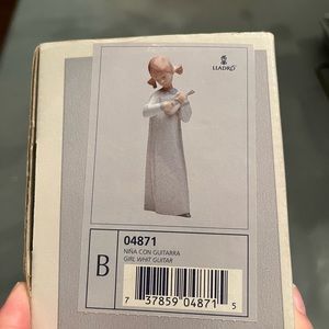 Lladro #4871 Nina with guitar